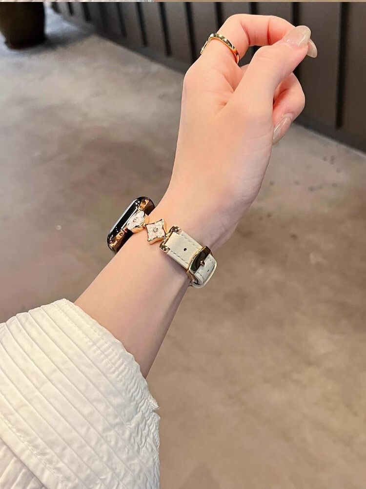 Biaodaige Leather Strap for Apple Watch Series 12, Women's SE3/2, Compatible with S10/S9/11/iWatch, Fresh Autumn And Summer Style with Four-Leaf Clover Design for Women in Gold 9