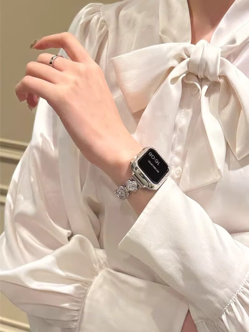 Biaodaige Compatible with Apple S12 Watch, Series S10 Strap, Bracelet Chain, Creative Cute Style, for Apple IWatch S9/S11/8/7, Four-Leaf Clover Chain Strap 5
