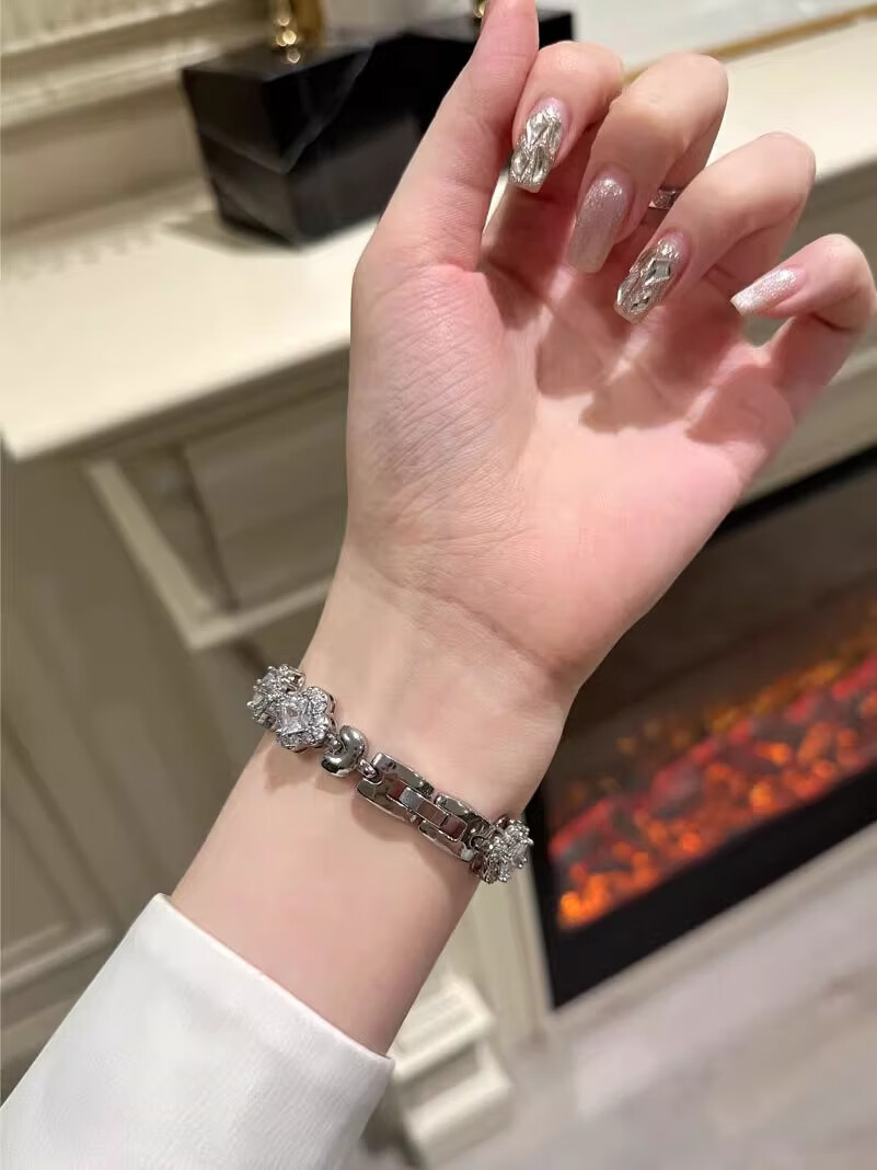 Biaodaige Compatible with Apple S12 Watch, Series S10 Strap, Bracelet Chain, Creative Cute Style, for Apple IWatch S9/S11/8/7, Four-Leaf Clover Chain Strap 4