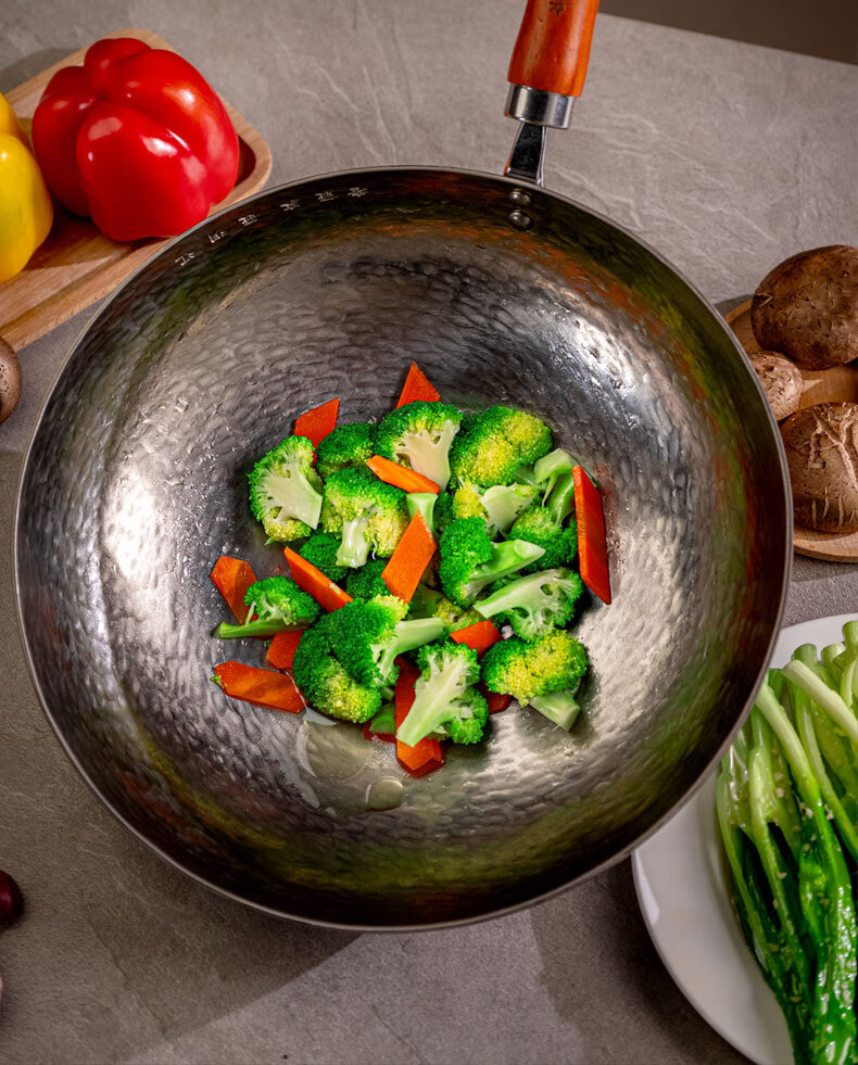 Laoniejia Pure Titanium Household Wok with Zhangqiu Wooden Handle, Handmade Non-Coated Non-Rust Non-Stick Pan, Niyingjiang 32cm 9
