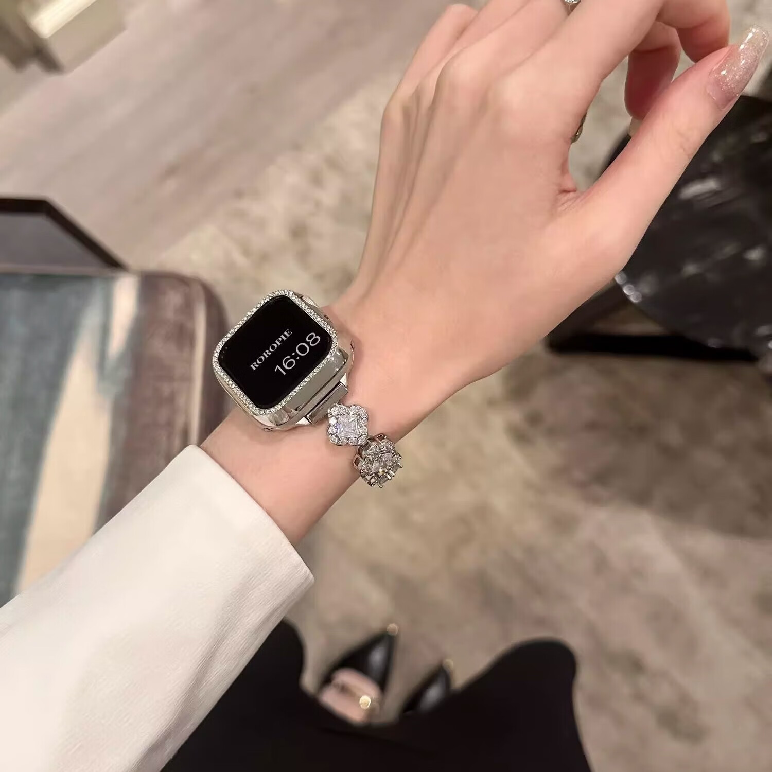 Biaodaige Compatible with Apple S12 Watch, Series S10 Strap, Bracelet Chain, Creative Cute Style, for Apple IWatch S9/S11/8/7, Four-Leaf Clover Chain Strap