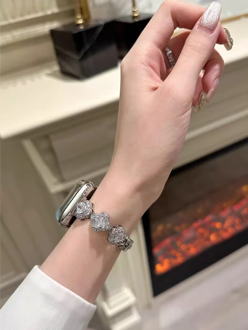 Biaodaige Compatible with Apple S12 Watch, Series S10 Strap, Bracelet Chain, Creative Cute Style, for Apple IWatch S9/S11/8/7, Four-Leaf Clover Chain Strap 3