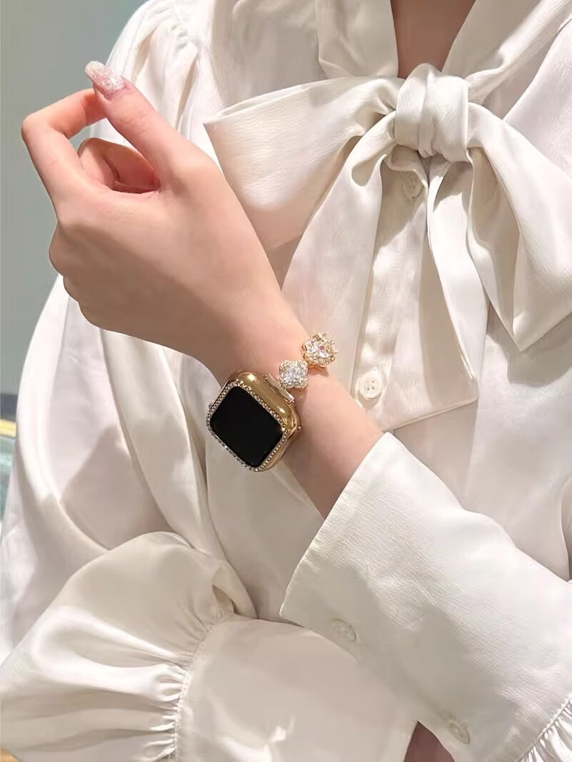 Biaodaige Compatible with Apple S12 Watch, Series S10 Strap, Bracelet Chain, Creative Cute Style, for Apple IWatch S9/S11/8/7, Four-Leaf Clover Chain Strap 16
