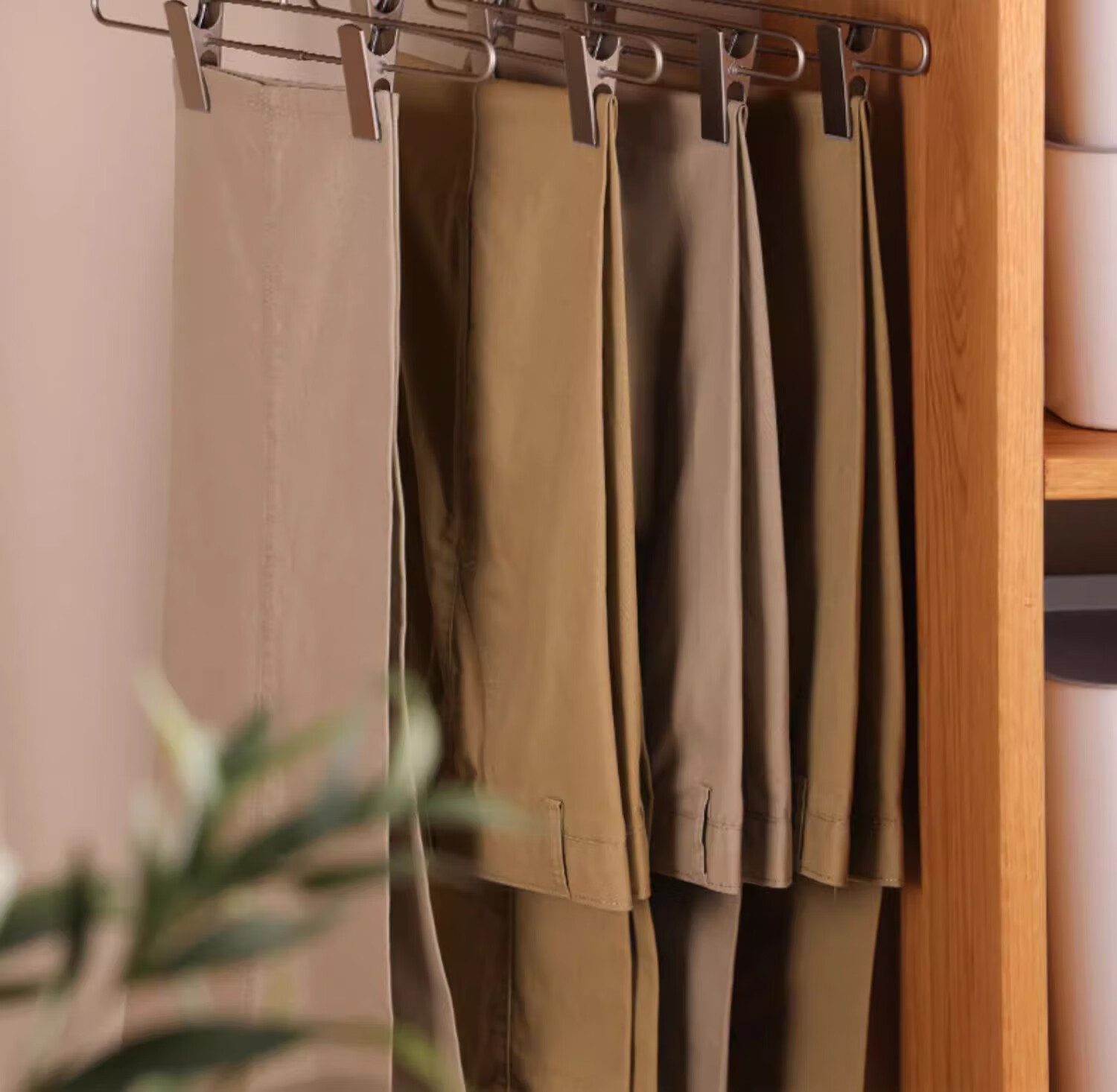 Fanxia 5 Hangers for Home Use, Non-Slip, Seamless, Extendable Pants Hangers for Men And Women, Pleated Skirt Hanger, Metal Clip Hanger 1