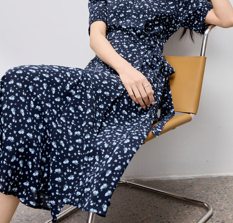 Sentubila Elegant Vacation Style V-Neck Dress for Women Summer Lantern Sleeve High Waist Floral Mermaid Slimming Mid-Length Dress 23
