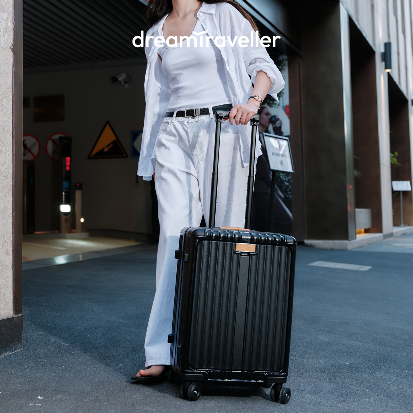 Чемодан Dream Traveler большой, с колесами, с передним отделением, 20-дюймовый, черный
