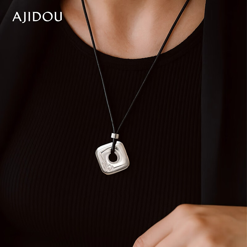 AJIDOU Women's Necklace, Same Style As in Department Stores, Silver Peace Buckle, Auspicious Lock Chain, Spring And Summer Auspicious Cloud Sweater Chain, Mid-Autumn Festival