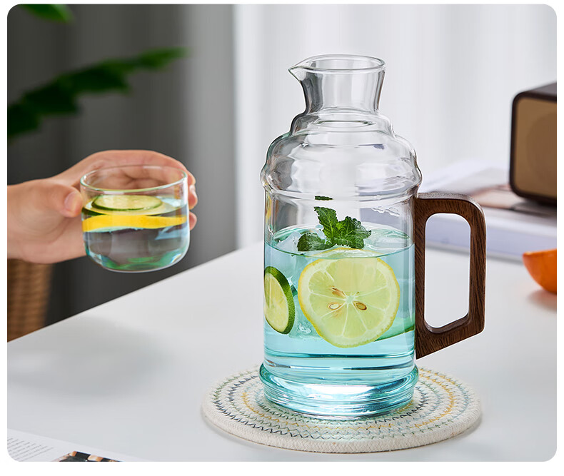 Meisini Glass Cold Water Pitcher, Heat-Resistant Thickened Glass Pitcher with Wooden Handle, for Boiled Water And Summer Drinks 3