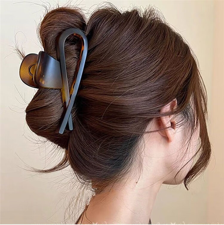 Liqing Luxury Frosted Shark Clip, Cross Pig Nose Hair Clip, Niche Design, High-End Hair Accessory, Approximately 11cm 3