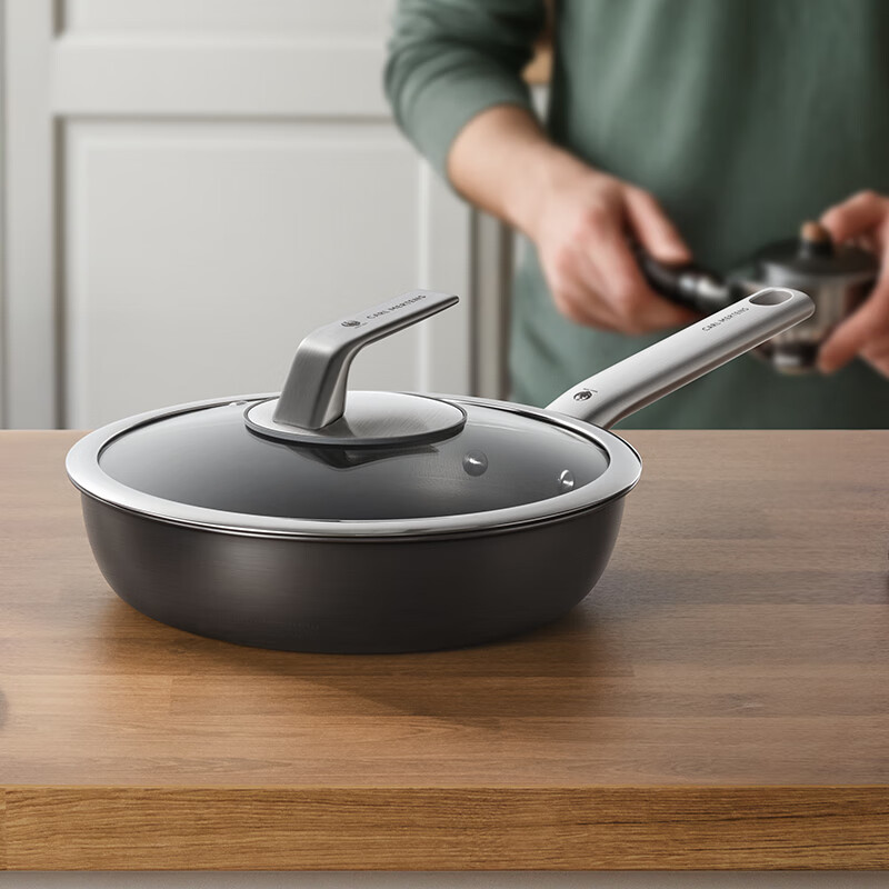 CARL MERTENS Non-Stick Titanium Frying Pan, 26cm Flat Bottom Pan, Suitable for Home Use on Gas And Induction Stoves, with Lid, MTiF26C