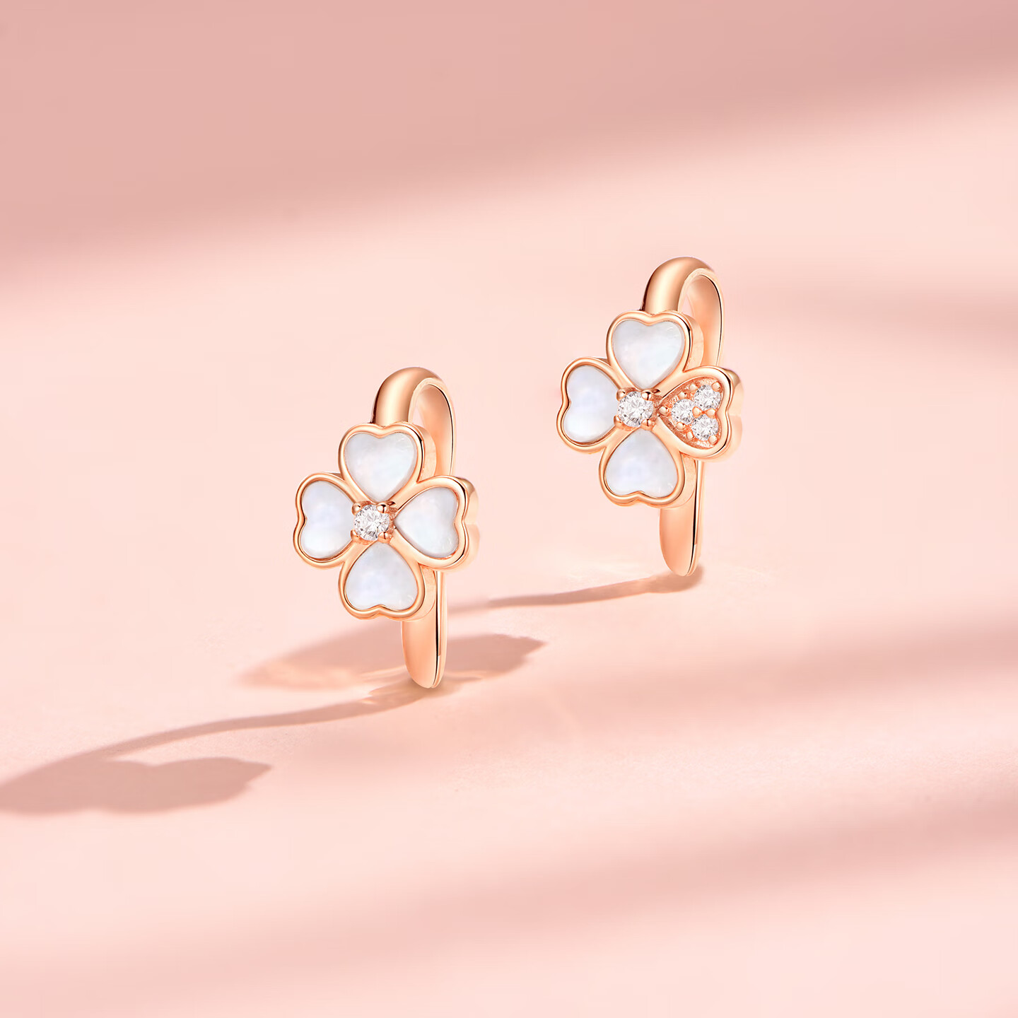 Aideyueding Lucky Four-Leaf Clover Stud Earrings, Women's New Light Luxury High-End Feel, Best Friend Birthday Gift for Girlfriend Anniversary Present
