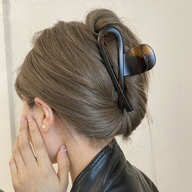 Liqing Luxury Frosted Shark Clip, Cross Pig Nose Hair Clip, Niche Design, High-End Hair Accessory, Approximately 11cm