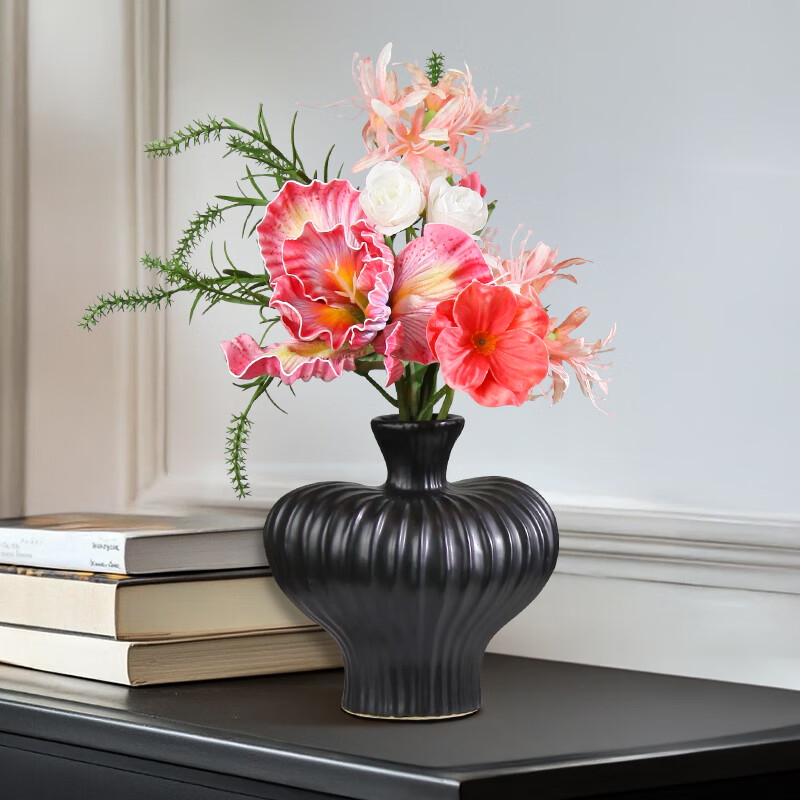 Qiju Yaji Ceramic Wabi-Sabi Style Curved Vase French Vintage Black Short Vase 30205
