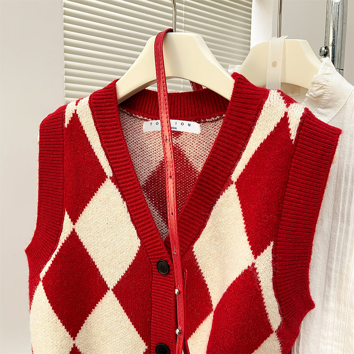 TonLion 2025 Autumn Winter Simple Diamond Pattern V-Neck Cardigan Red Vest Women's Outerwear High-End Versatile Fashion
