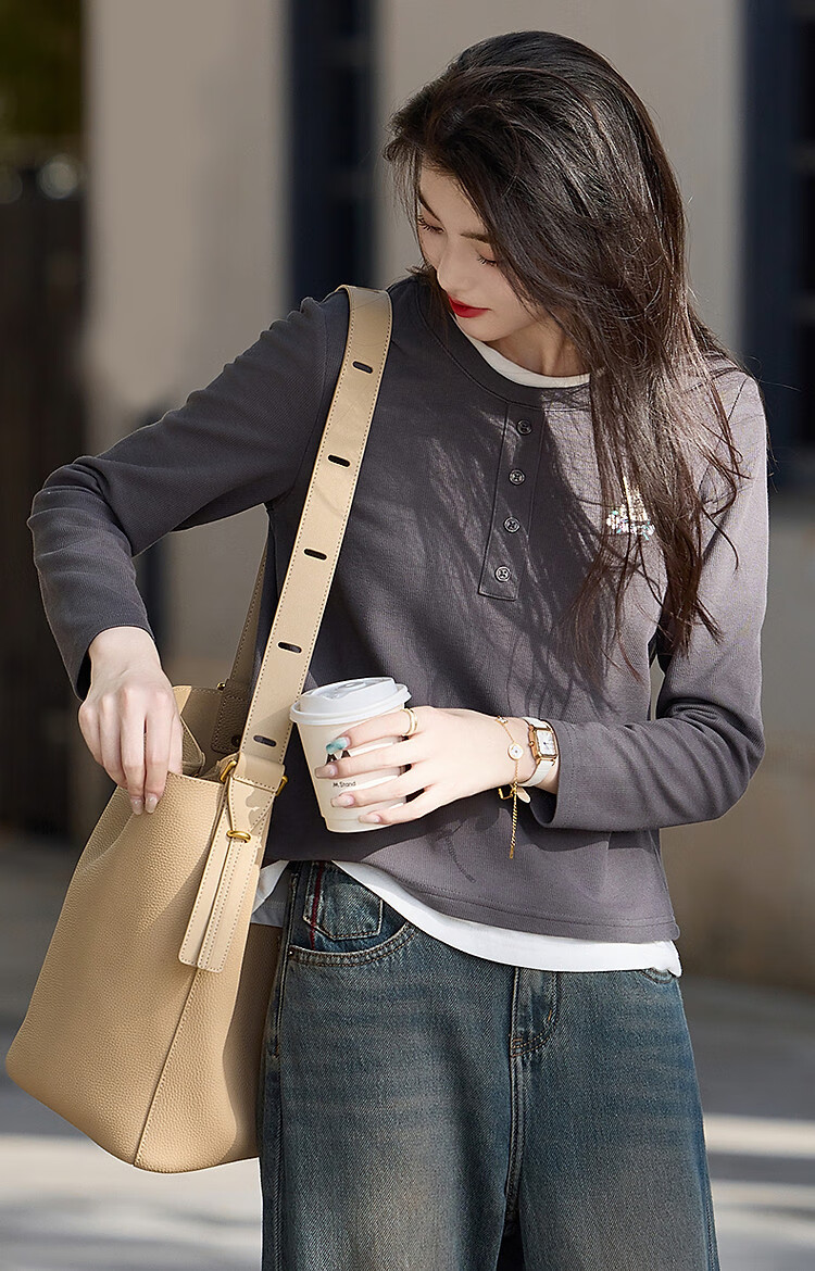 Demna【Rabbit Patchwork Fake Two-piece Women's T-shirt】2025 Autumn New Commuter Round Neck Long Sleeve T-shirt Women 10