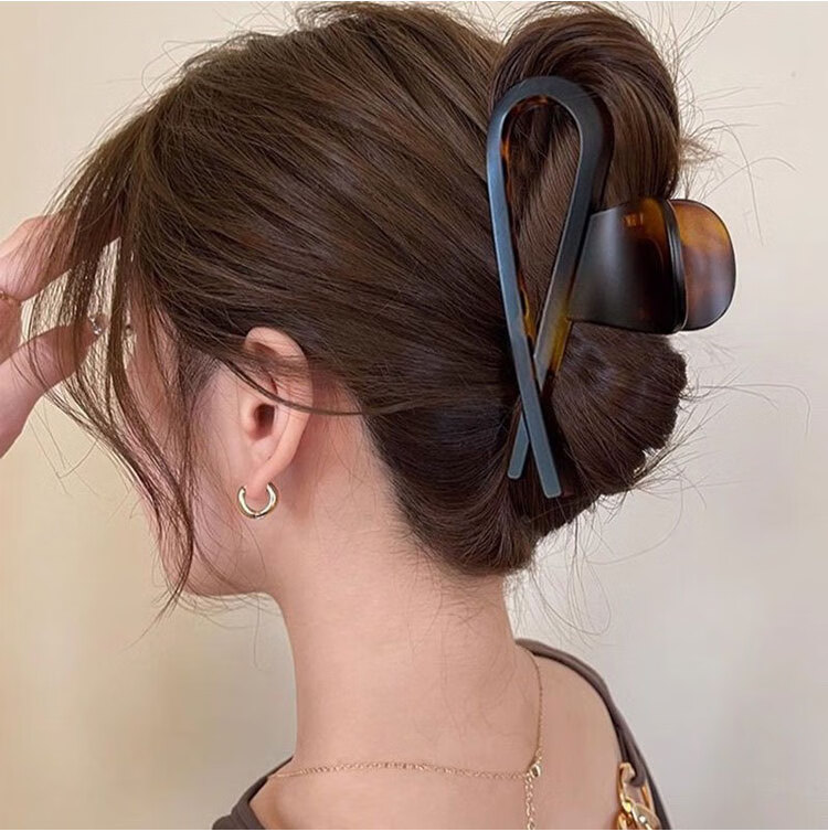 Liqing Luxury Frosted Shark Clip, Cross Pig Nose Hair Clip, Niche Design, High-End Hair Accessory, Approximately 11cm 4