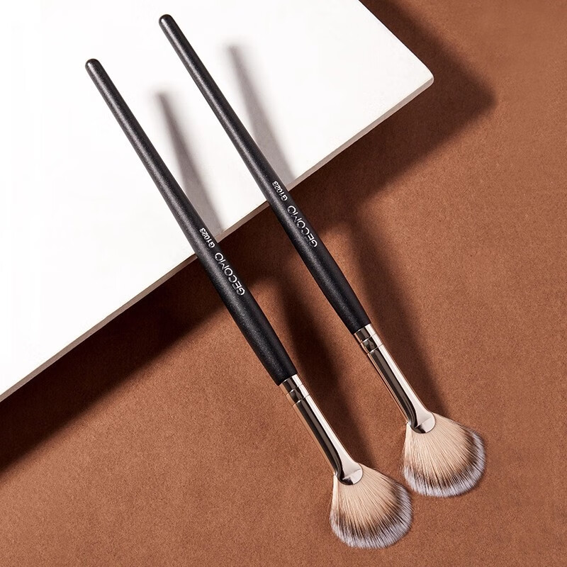 Dikalu Fan-Shaped Blush And Highlighter Brush, Flat Ultra-Soft Fiber Brush, One Piece, No Powder Absorption, Portable Tool for Daily Use