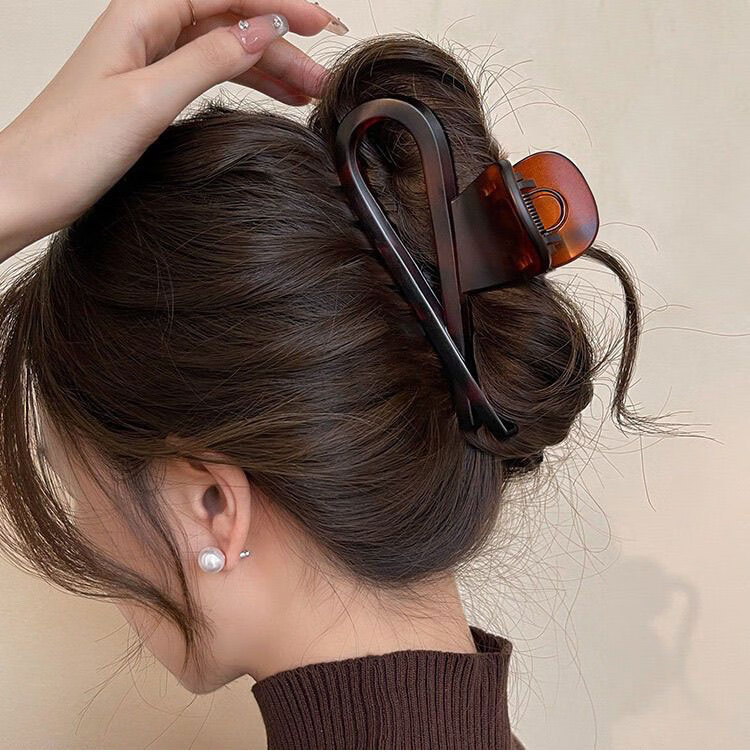 Liqing Luxury Frosted Shark Clip, Cross Pig Nose Hair Clip, Niche Design, High-End Hair Accessory, Approximately 11cm 1