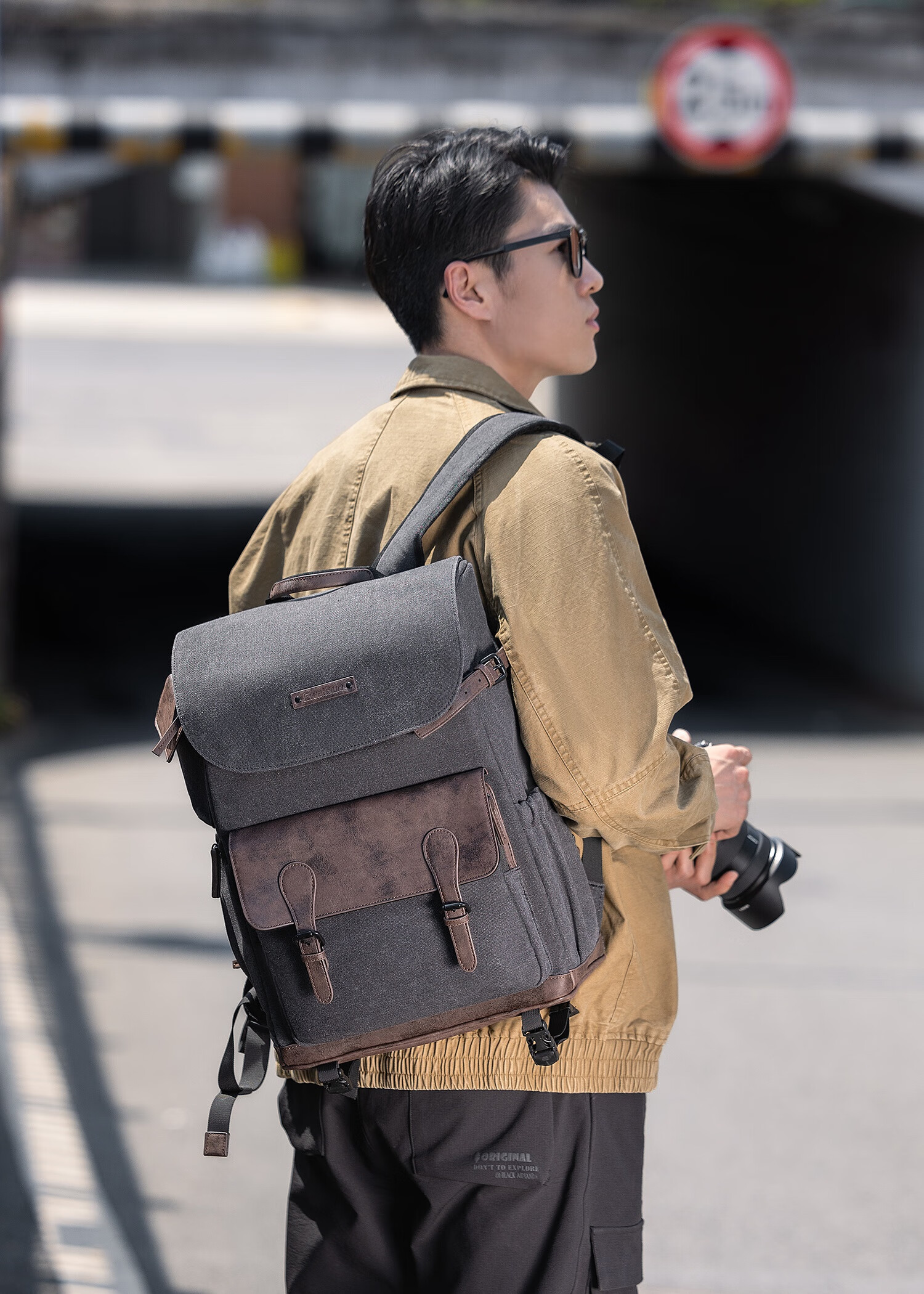 CWATCUN Vintage Camera Bag, Double Shoulder Photography Backpack with Separate Compartments for Top And Bottom, Scratch-Resistant, Wear-Resistant, Large Capacity, Waterproof Photography Bag, Portable Bag 12