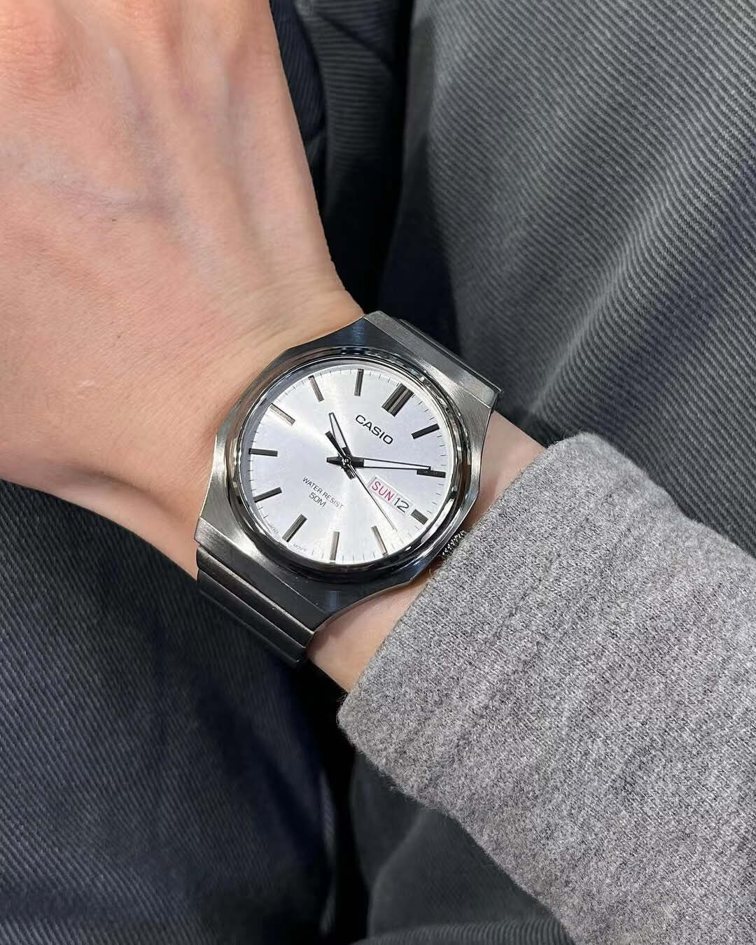 CASIO Men's Watch, Student Sports Quartz Analog Watch, Simple And Stylish Fashion Gift for Men And Women, MTP-E725L 10