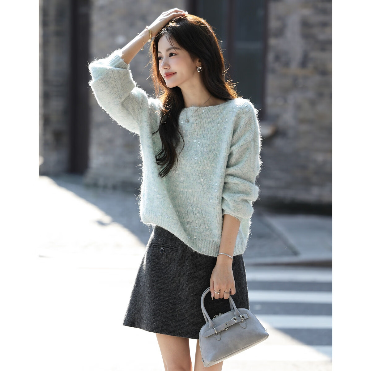 Женский свитер с пайетками
