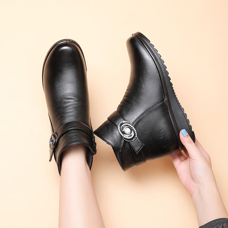 Warrior Women's Winter Cotton Shoes Fleece Lined Non-Slip Short Boots Warm Elderly Middle-Aged Women's Winter Leather Shoes 0865 Black Size 37
