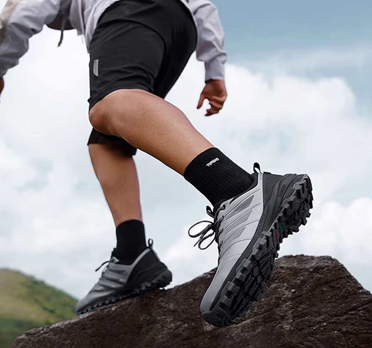 TOREAD Waterproof Hiking Shoes for Men, Autumn And Winter Outdoor Mountaineering Shoes, Non-Slip Comfortable Casual Sports Shoes TFAABN91766 2