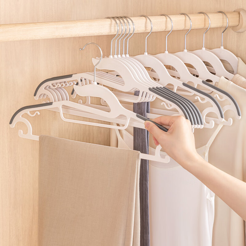 Набор пластиковых вешалок