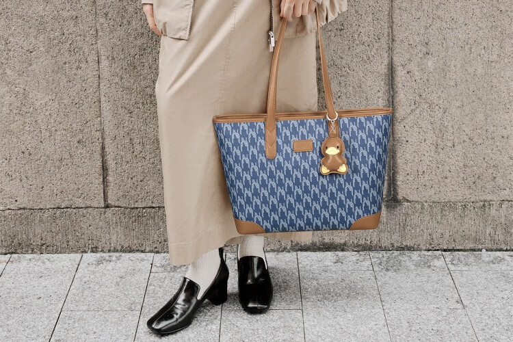 NUCELLE Angelababy's Duck Tote Bag, 2026 Light Luxury Niche Commuter Shoulder Bag for Women, Birthday Gift 22