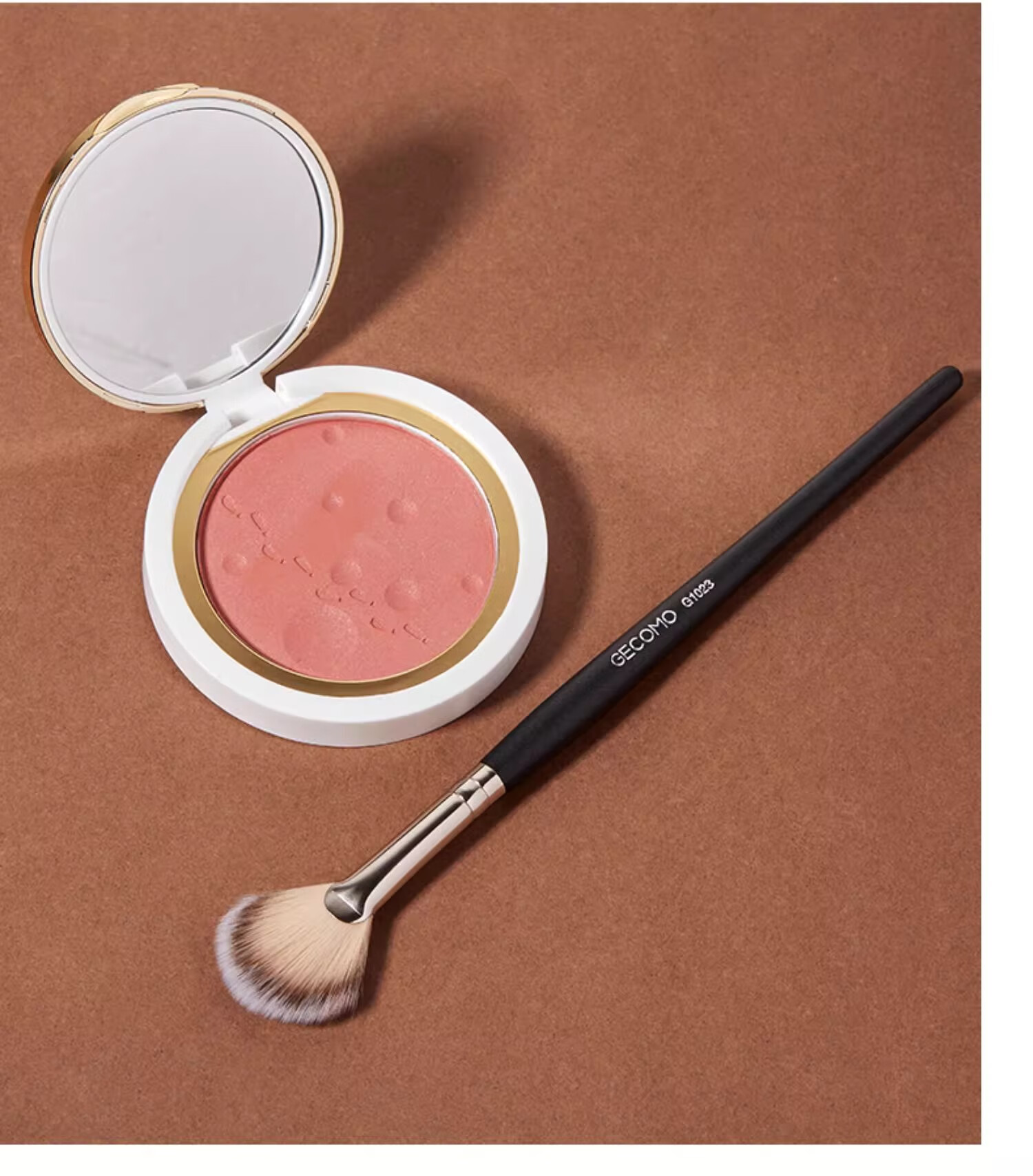 Dikalu Fan-Shaped Blush And Highlighter Brush, Flat Ultra-Soft Fiber Brush, One Piece, No Powder Absorption, Portable Tool for Daily Use 4