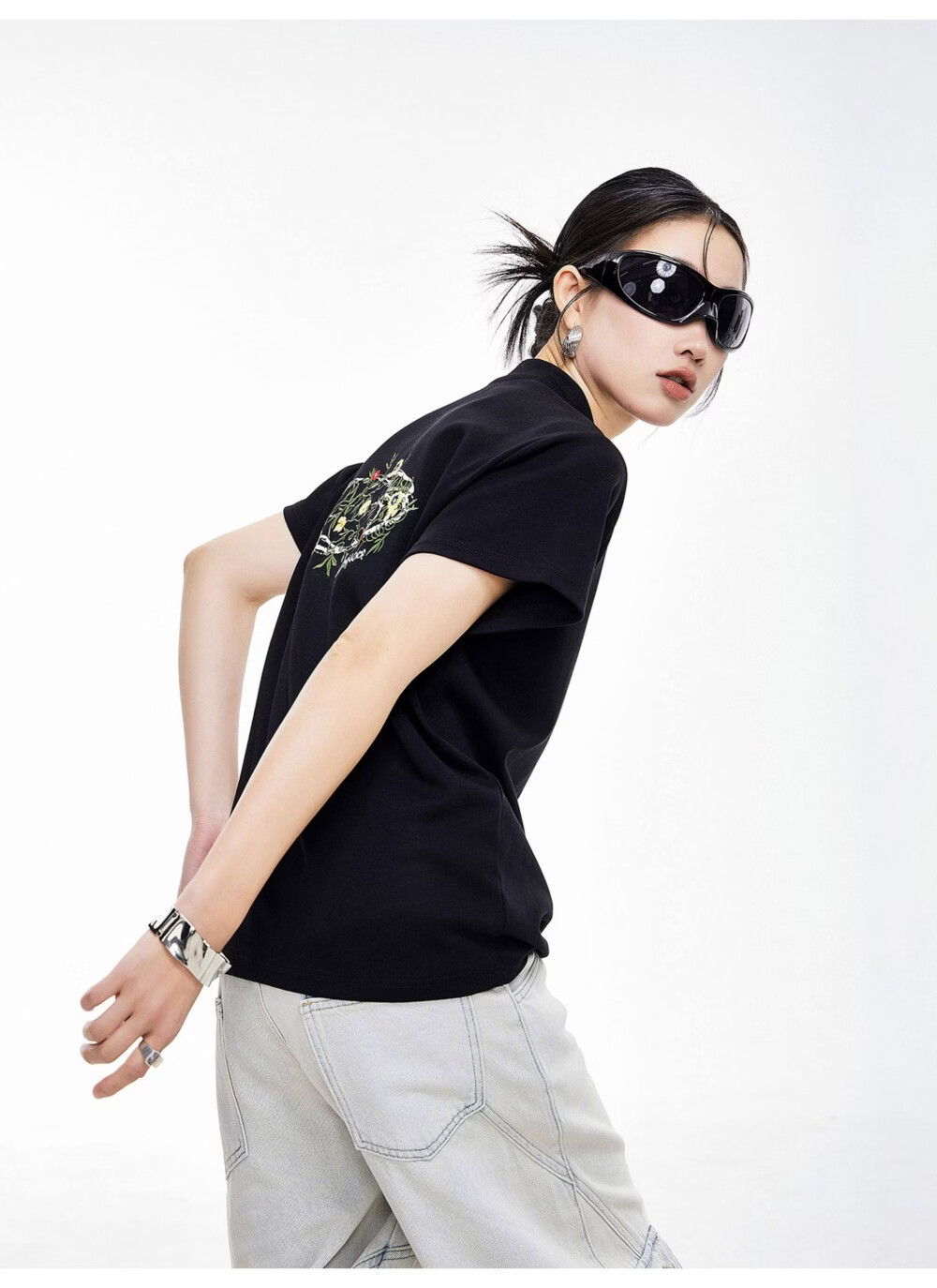 ICH MODE American Style Floral Embroidery Shoulder-Fitting Short Sleeve T-Shirt Women Spring Summer New Slim Fit Half High Neck Half Sleeve Top White S 21