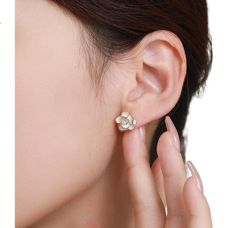 Серьги CHOW TAI SENG из серебра с жемчугом, женские, элегантные, французский стиль, жемчужные пусеты, миниатюрные серьги в стиле Шанель, подарок девушке на День Святого Валентина