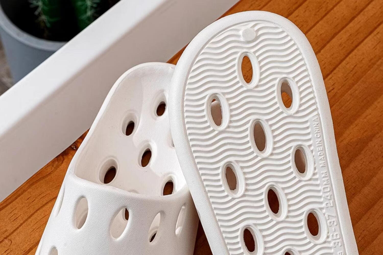 Guoluofi Bathroom Slippers Men Summer Indoor Home Shower Non-slip Hollow Water-draining Thick-soled Cool Slippers Women Black 36-37 12