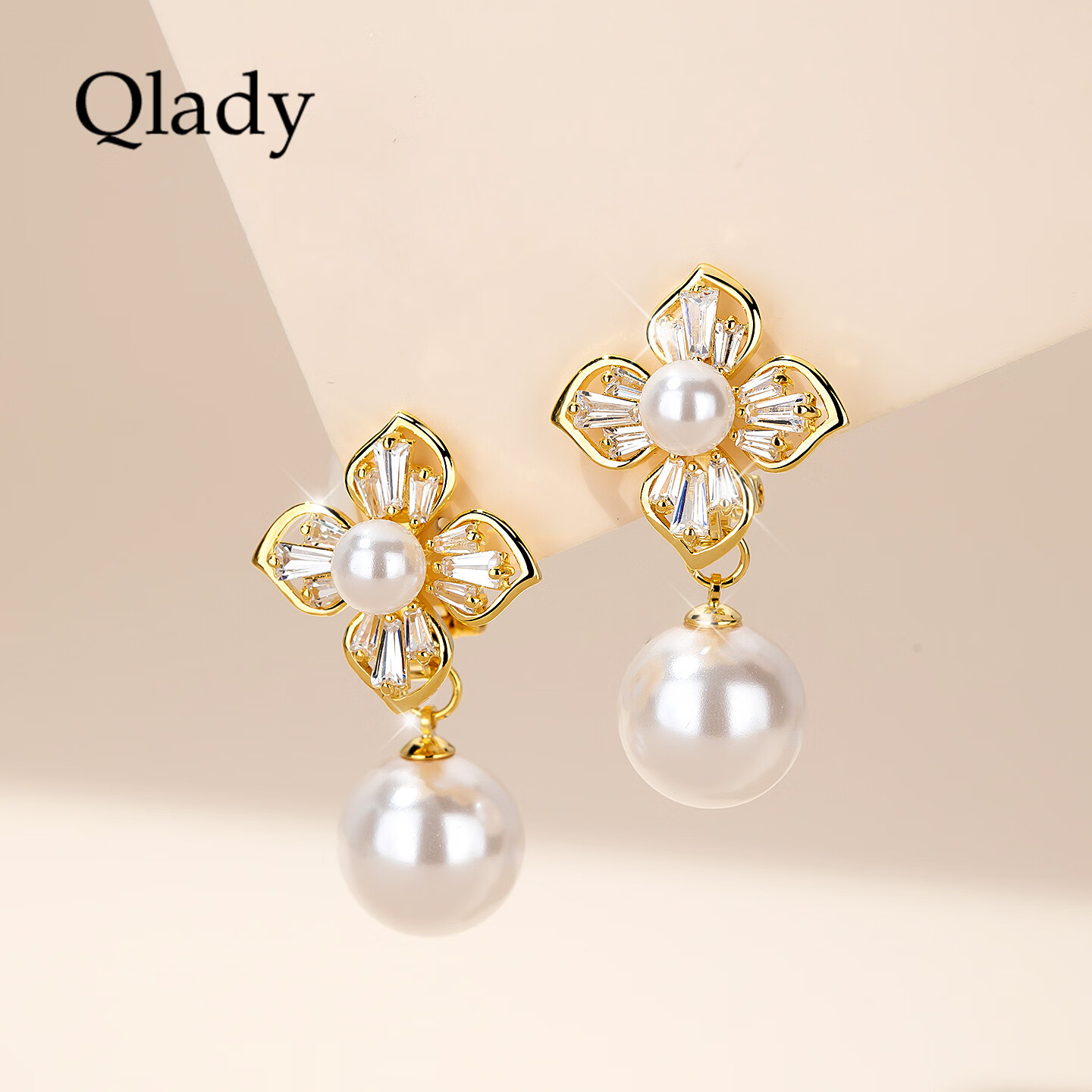 Qlady Four-Leaf Clover Imitation Pearl Clip-On Earrings for Women, No Piercing, Lightweight Luxury Niche Jewelry, Birthday and Mother's Day Gift