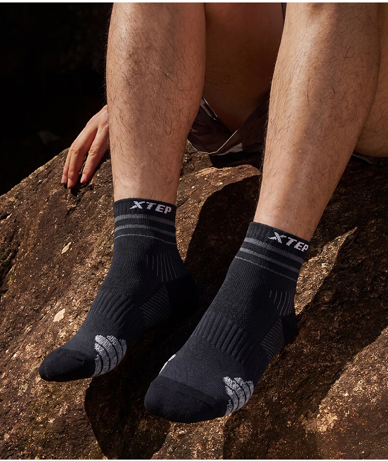 XTEP Men's Mid-Calf Sports Hiking Socks Comfortable Non-Slip Antibacterial Sweat-Absorbing Breathable Running Mountaineering Socks 10