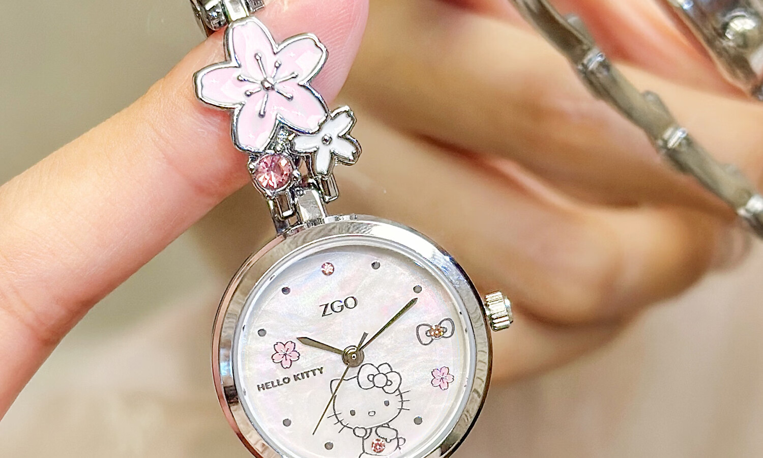 Hello Kitty Sanrio Watch, Small Dial for Middle And High School Students, Light Luxury Niche Bracelet Watch, Cinnamoroll Birthday Gift for Girlfriend 2