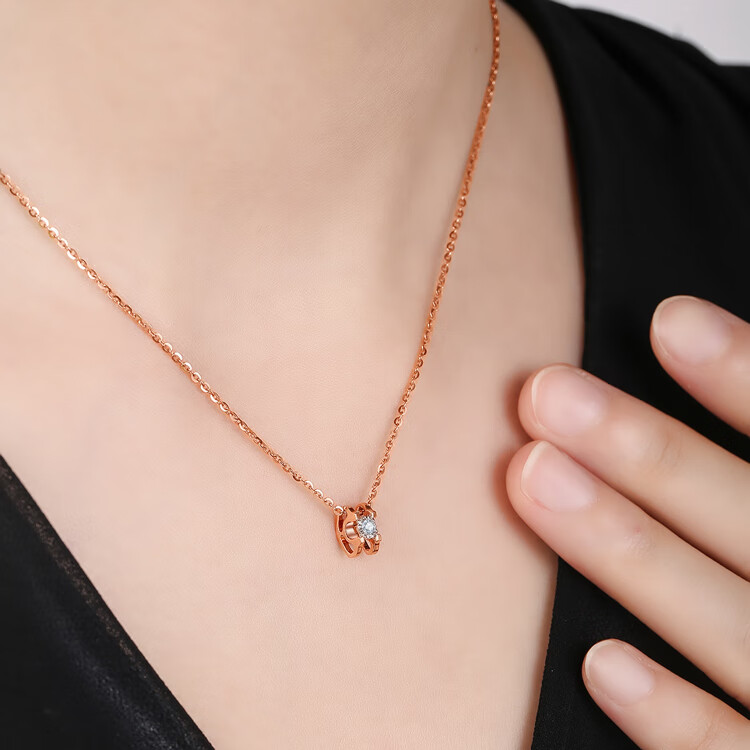 喜钻 白18k金气质大方牛头款钻石吊坠优雅彩金项链锁骨链坠4分