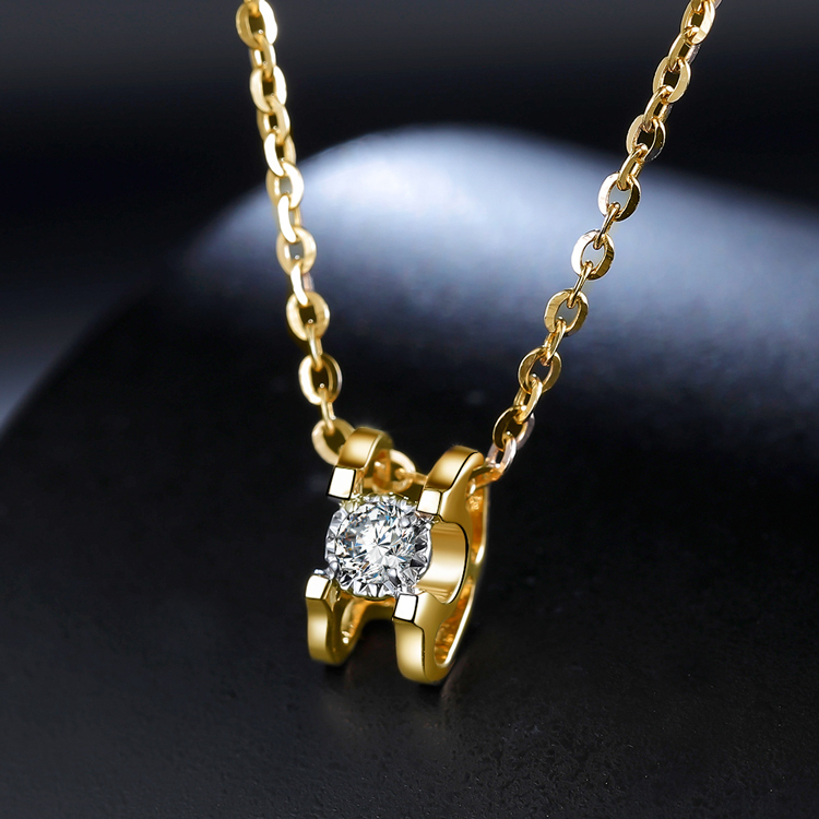 喜钻 白18k金气质大方牛头款钻石吊坠优雅彩金项链锁骨链坠4分