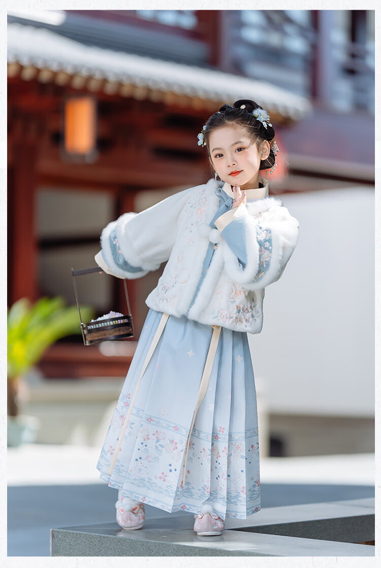 Qibo Girls' New Year Outfit, Winter Children's Hanfu, 2026 New Style Ming Dynasty Greeting Costume, Moon White Star, Size 100 22
