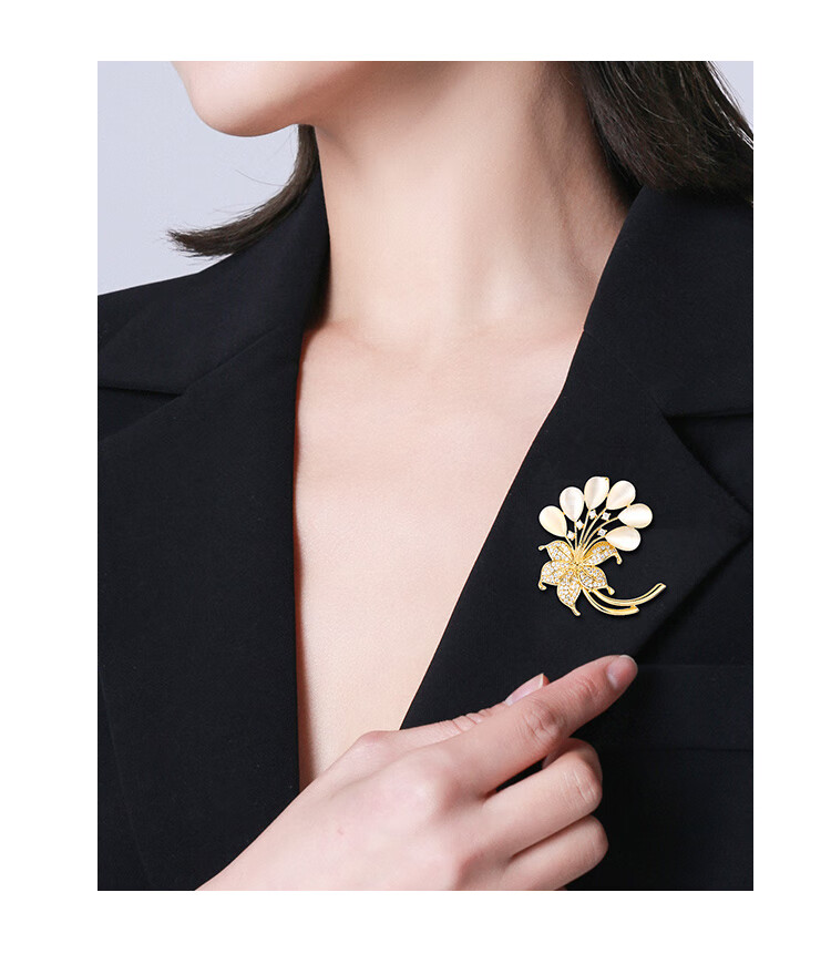 Qlady Cat Eye Flower Brooch, High-End Women's Light Luxury Elegant Pin, Scarf Buckle Accessory, Mid-Autumn Festival Birthday Gift 2