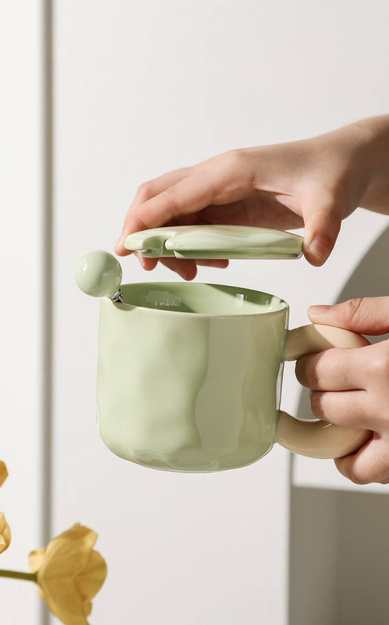 JIWUSENLIN Ceramic Mug with Spoon And Lid, Coffee Cup, Couple's Tea Cup, Dishwasher Safe, Yellow, 420ml 10