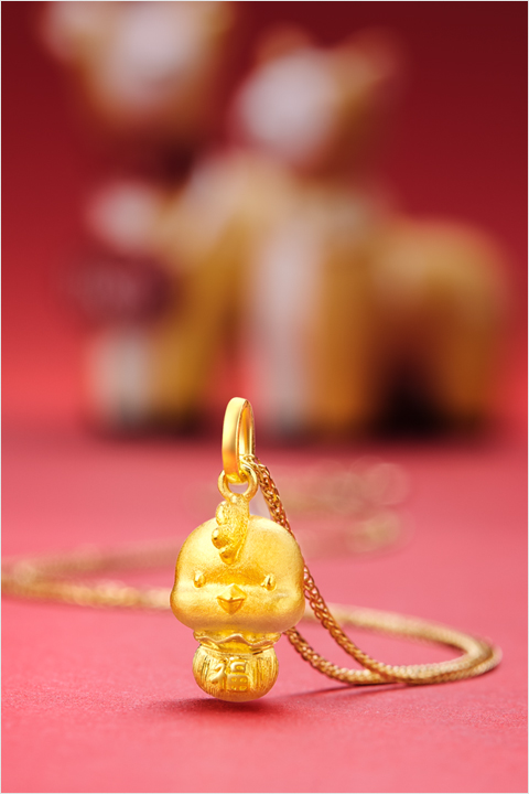 周大福(chow tai fook)生肖福气鸡足金黄金吊坠 f200641 48 约2克