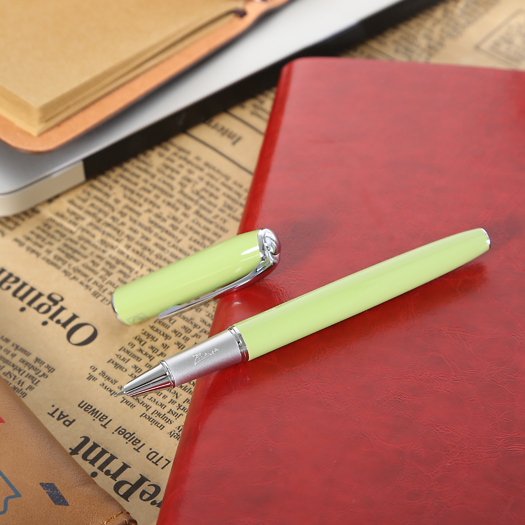 Pimio Fountain Pen, Signature Pen, Financial Extra Fine 0.38mm, Business Office Gift, Adult Student Calligraphy Practice, Birthday Gift for Men And Women, 916 Light Green Color