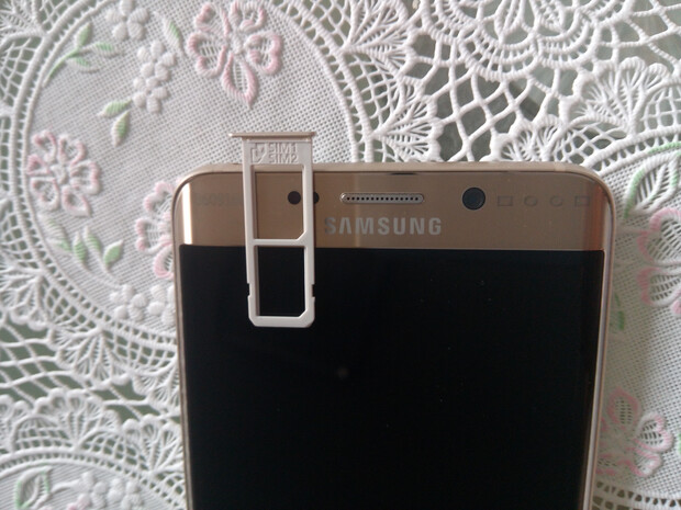 三星s6 edge 支持的sim卡类型为 nano sim卡,如果要买这个手机,记得看