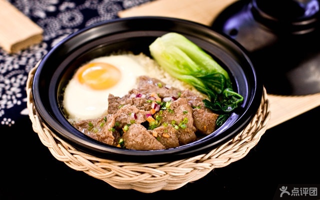 窝蛋牛肉煲仔饭